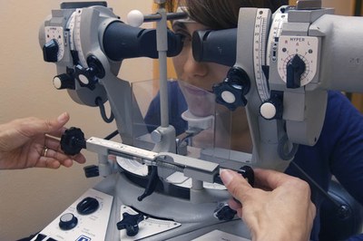 Gairebé tots els graduats en Òptica i Optometria treballen al seu sector professional