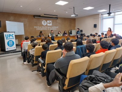 Dones de la UPC Manresa parlen de les seves inquietuds i experiències a la taula rodona ‘Les dones i l’enginyeria’ realitzada amb motiu de l’11F