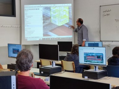 Una desena de persones participen en un taller organitzat per TechLab Manresa sobre impressió 3D