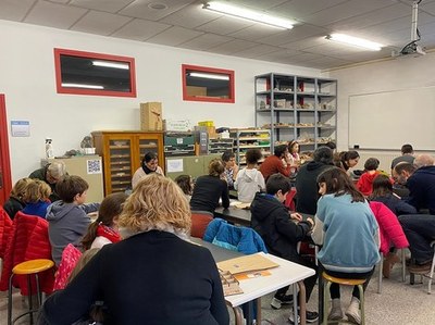 Una vintena d’infants entre 6 i 9 anys, acompanyats dels seus familiars, participen en un taller organitzat per TechLab Manresa conjuntament amb el Museu de Geologia Valentí Masachs